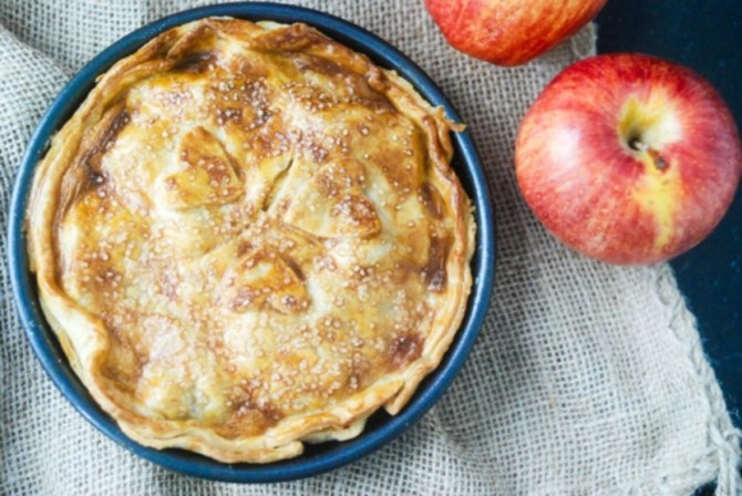 STYLECASTER | Air-Fryer Holiday Recipes for Any Party | Air Fryer Apple Pie